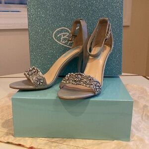 ❤️- NIB! New Listing! BETSY JOHNSON Juno Strappy Sanadal Silver 8.5